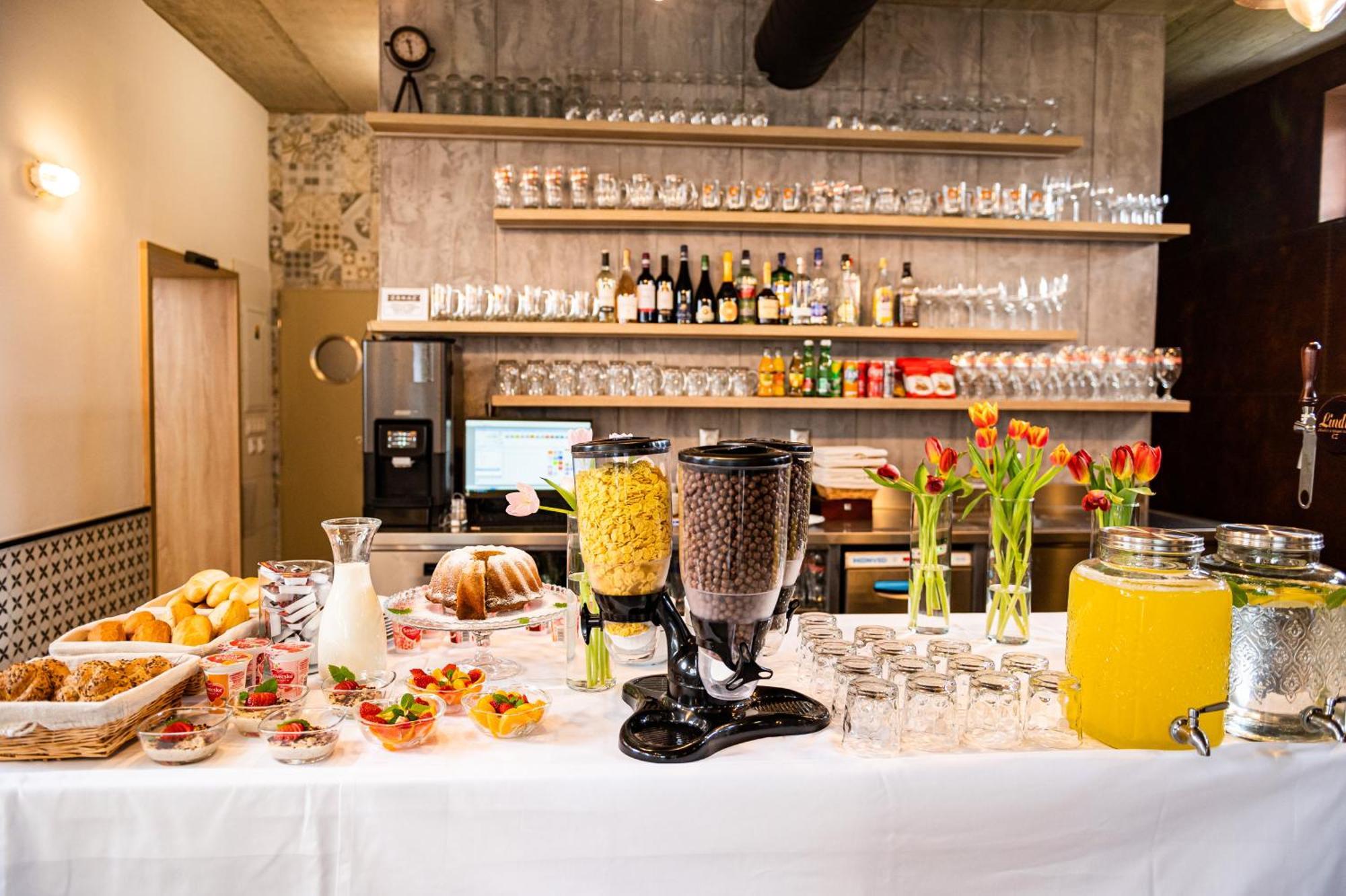 City Hotel B&B, Reception 24 7, 800M Od-From R1, Free Parking Banská Bystrica Buitenkant foto