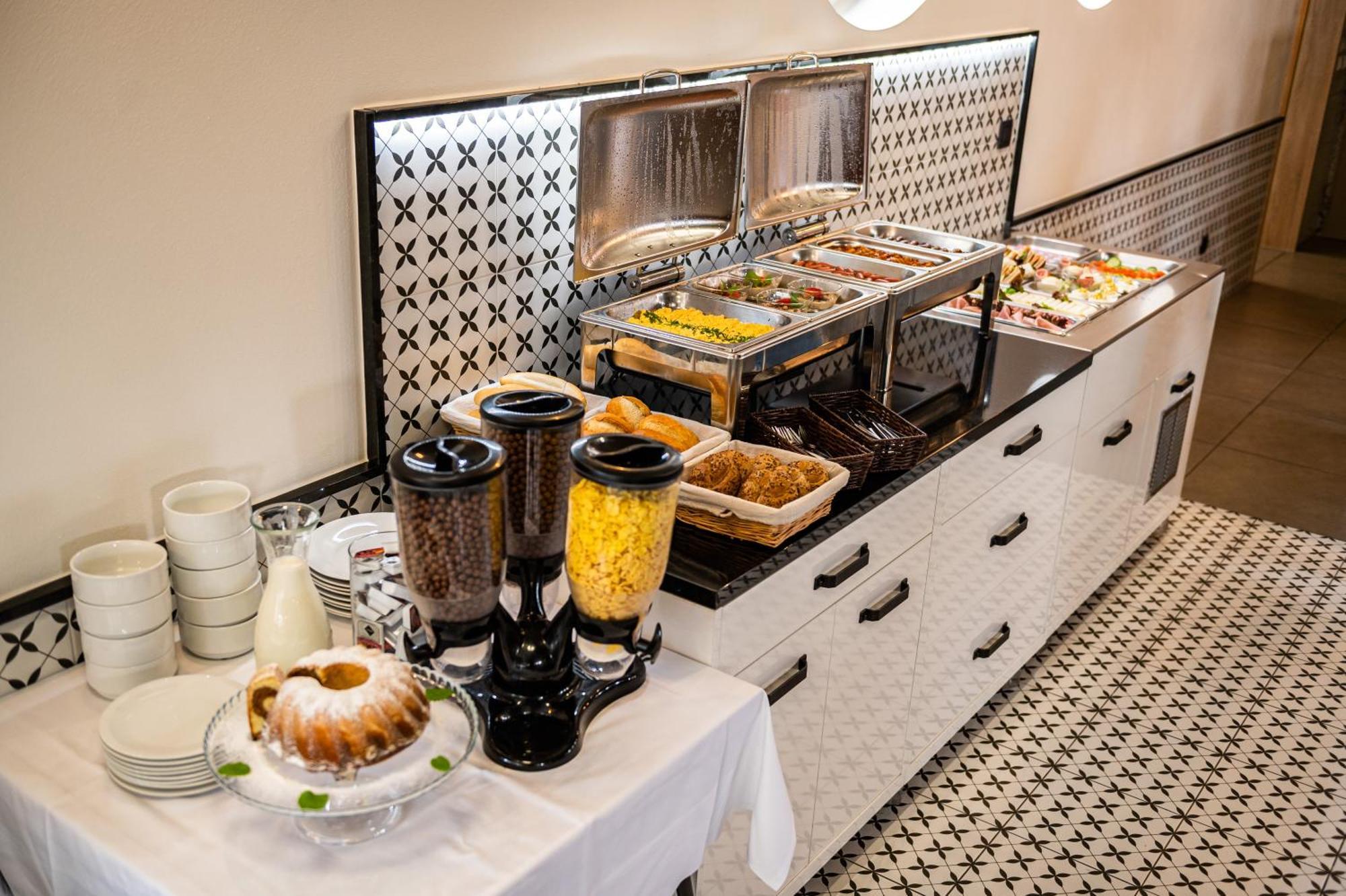 City Hotel B&B, Reception 24 7, 800M Od-From R1, Free Parking Banská Bystrica Buitenkant foto