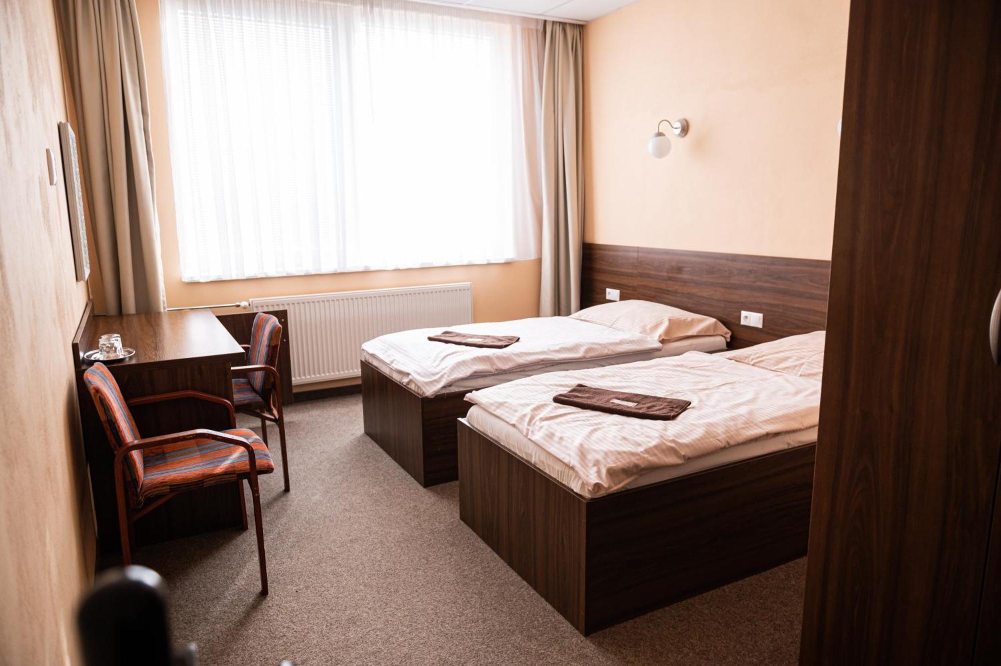 City Hotel B&B, Reception 24 7, 800M Od-From R1, Free Parking Banská Bystrica Buitenkant foto