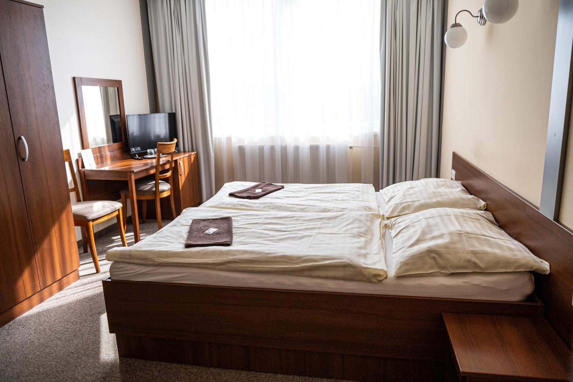 City Hotel B&B, Reception 24 7, 800M Od-From R1, Free Parking Banská Bystrica Buitenkant foto