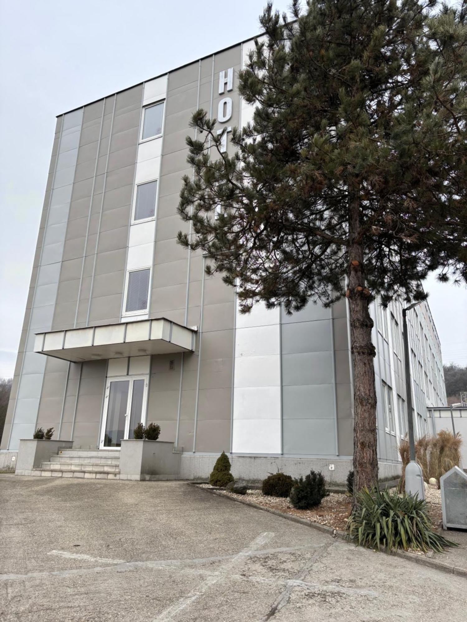 City Hotel B&B, Reception 24 7, 800M Od-From R1, Free Parking Banská Bystrica Buitenkant foto