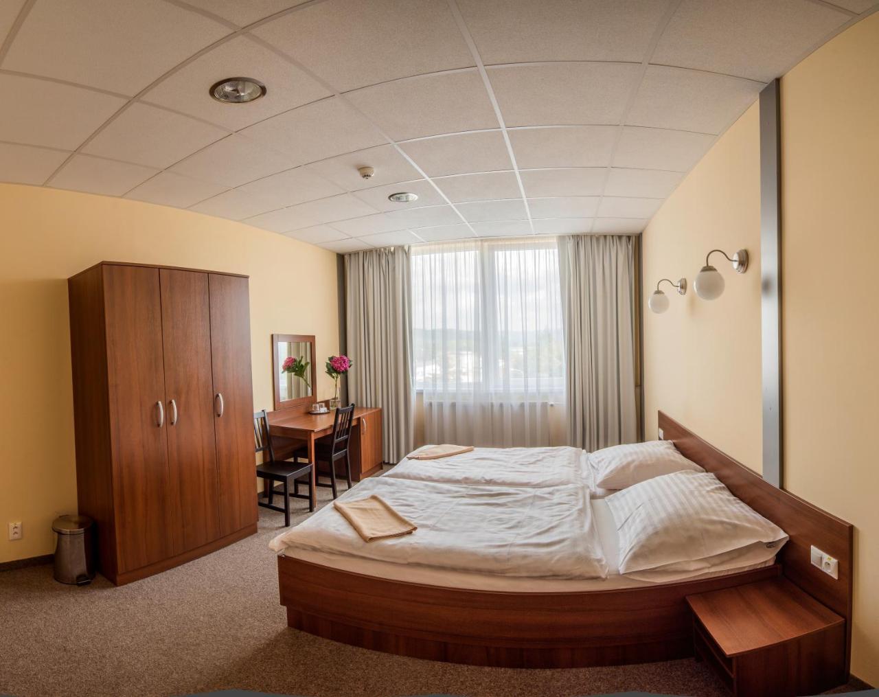 City Hotel B&B, Reception 24 7, 800M Od-From R1, Free Parking Banská Bystrica Buitenkant foto