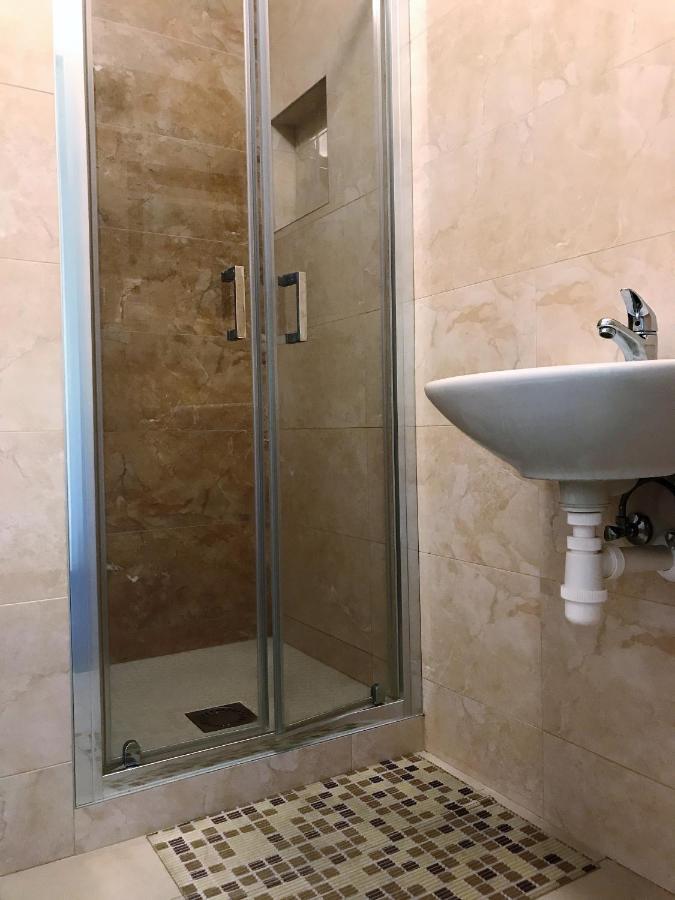 City Hotel B&B, Reception 24 7, 800M Od-From R1, Free Parking Banská Bystrica Buitenkant foto